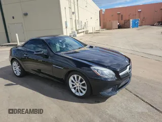 2017 Mercedes-Benz SLC 300 z VIN WDDPK3JA9HF130892, wystawiony jako Copart lot #82488784 z przebiegiem 60 244 mil mil oraz Szkoda całkowita • Salvage title. Historia ofert i sprzedaży dostępna na DreamBid. Obrazek 1.
