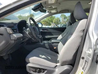 2025 Toyota Camry LE z VIN 4T1DAACK3SU022986, wystawiony jako Copart lot #51407485 z przebiegiem 6 490 mil mil oraz Szkoda całkowita • Salvage title. Historia ofert i sprzedaży dostępna na DreamBid. Obrazek 7.