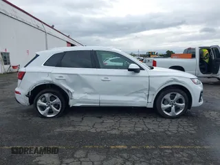 2021 Audi Q5 Prestige with VIN WA1CAAFY8M2099653, listed as a IAAI auction lot 41903022 with 27,611 mi miles. Bid and sale history available at carsss.com. Image 13.
