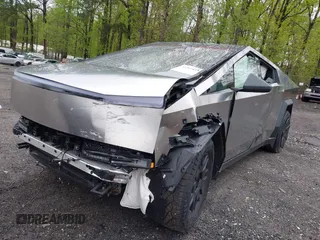 2024 Tesla Cybertruck z VIN 7G2CEHED7RA041694, wystawiony jako IAAI lot #41960418 z przebiegiem 1 177 mil mil oraz . Historia ofert i sprzedaży dostępna na DreamBid. Obrazek 2.