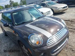 2011 MINI Hardtop z VIN WMWSU3C54BT096929, wystawiony jako IAAI lot #42262794 z przebiegiem 122 963 mil mil oraz . Historia ofert i sprzedaży dostępna na DreamBid. Obrazek 1.