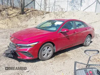2025 Hyundai Elantra SE z VIN KMHLL4DG4SU856802, wystawiony jako IAAI lot #42102646 z przebiegiem 1 555 mil mil oraz . Historia ofert i sprzedaży dostępna na DreamBid. Obrazek 2.
