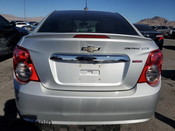 2015 Chevrolet Sonic LTZ z VIN 1G1JE5SBXF4100957, wystawiony jako Copart lot #46515715 z przebiegiem 117 258 mil mil oraz Czysty tytuł • Clean title. Historia ofert i sprzedaży dostępna na DreamBid. Obrazek 6.