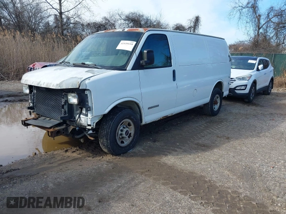 2004 GMC Savana Cargo Van with VIN 1GTHG35U541132912, listed as a IAAI auction lot 41539124 with 367,102 mi miles. Bid and sale history available at carsss.com. Image 2.