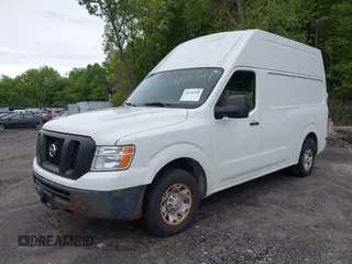 2013 Nissan NV Cargo SV z VIN 1N6BF0LY0DN104213, wystawiony jako IAAI lot #42254199 z przebiegiem 94 705 mil mil oraz . Historia ofert i sprzedaży dostępna na DreamBid. Obrazek 2.
