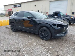 2024 Mazda CX-30 S Select Sport z VIN 3MVDMBBM9RM630979, wystawiony jako IAAI lot #42216907 z przebiegiem 45 429 mil mil oraz . Historia ofert i sprzedaży dostępna na DreamBid. Obrazek 1.