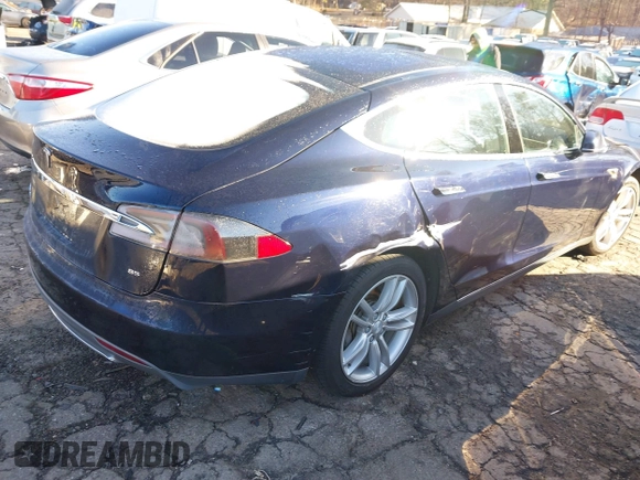 2014 Tesla Model S 60 z VIN 5YJSA1H15EFP48938, wystawiony jako IAAI lot #41574976 z przebiegiem 230 246 mil mil oraz . Historia ofert i sprzedaży dostępna na DreamBid. Obrazek 4.