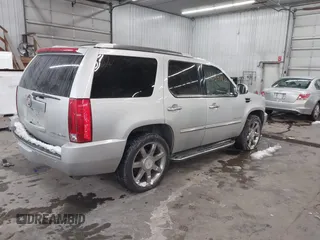 2010 Cadillac Escalade Luxury z VIN 1GYUKBEF1AR155880, wystawiony jako IAAI lot #41542872 z przebiegiem Nie podano mil oraz . Historia ofert i sprzedaży dostępna na DreamBid. Obrazek 4.