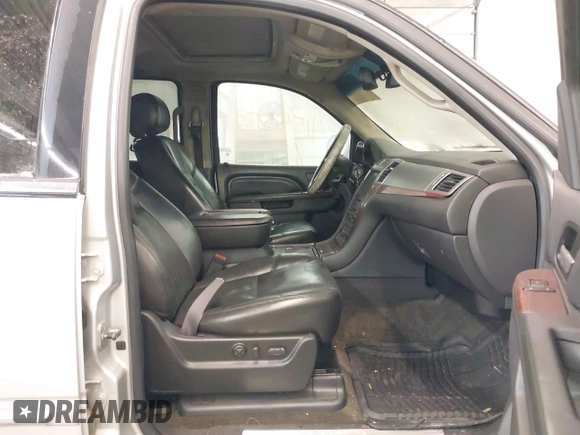 2010 Cadillac Escalade Luxury z VIN 1GYUKBEF1AR155880, wystawiony jako IAAI lot #41542872 z przebiegiem Nie podano mil oraz . Historia ofert i sprzedaży dostępna na DreamBid. Obrazek 5.