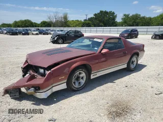 1987 Chevrolet Camaro z VIN 1G1FP21H1HL120950, wystawiony jako Copart lot #63494474 z przebiegiem 25 249 mil mil oraz Szkoda całkowita • Salvage title. Historia ofert i sprzedaży dostępna na DreamBid. Obrazek 1.