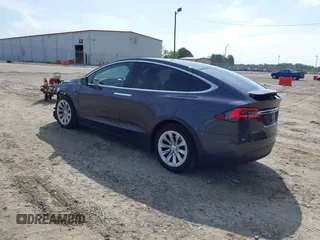2017 Tesla Model X 90D z VIN 5YJXCBE20HF070235, wystawiony jako IAAI lot #42099344 z przebiegiem 57 686 mil mil oraz . Historia ofert i sprzedaży dostępna na DreamBid. Obrazek 3.
