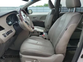 2014 Toyota Sienna Limited z VIN 5TDDK3DC1ES086604, wystawiony jako Copart lot #57044175 z przebiegiem 152 326 mil mil oraz Nie do naprawy • Non repairable. Historia ofert i sprzedaży dostępna na DreamBid. Obrazek 7.