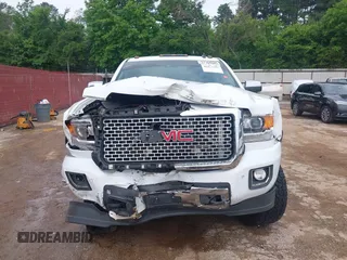 2015 GMC Sierra 2500HD Denali z VIN 1GT120E89FF190917, wystawiony jako IAAI lot #42271537 z przebiegiem 149 307 mil mil oraz . Historia ofert i sprzedaży dostępna na DreamBid. Obrazek 6.