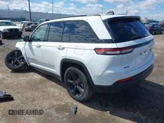 2023 Jeep Grand Cherokee Laredo z VIN 1C4RJHAG9PC640845, wystawiony jako IAAI lot #41991471 z przebiegiem 48 653 mil mil oraz . Historia ofert i sprzedaży dostępna na DreamBid. Obrazek 3.