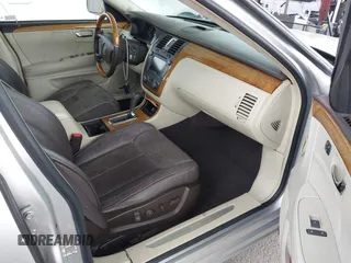 2009 Cadillac DTS 1SE z VIN 1G6KD57919U116072, wystawiony jako IAAI lot #42354693 z przebiegiem 172 822 mil mil oraz . Historia ofert i sprzedaży dostępna na DreamBid. Obrazek 5.