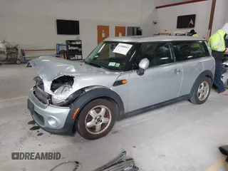 2011 MINI Clubman z VIN WMWZF3C56BT188312, wystawiony jako IAAI lot #41980882 z przebiegiem 143 669 mil mil oraz . Historia ofert i sprzedaży dostępna na DreamBid. Obrazek 2.