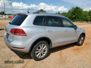 2013 Volkswagen Touareg Exec z VIN WVGEF9BP7DD008870, wystawiony jako Copart lot #56552285 z przebiegiem 234 609 mil mil oraz Tytuł czysty. Historia ofert i sprzedaży dostępna na DreamBid. Obrazek 3.
