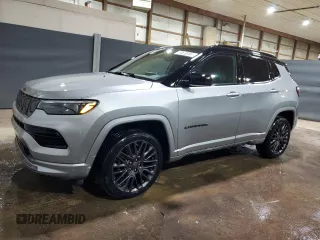 2022 Jeep Compass Limited z VIN 3C4NJDCB2NT207149, wystawiony jako Copart lot #52701515 z przebiegiem 14 479 mil mil oraz Czysty tytuł • Clean title. Historia ofert i sprzedaży dostępna na DreamBid. Obrazek 1.