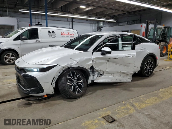 2023 Toyota Crown XLE z VIN JTDAAAAF3P3014834, wystawiony jako Copart lot #50946785 z przebiegiem 28 117 mil mil oraz Szkoda całkowita • Salvage title. Historia ofert i sprzedaży dostępna na DreamBid. Obrazek 1.