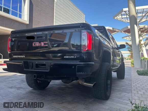 2017 GMC Sierra 1500 Denali with VIN 3GTU2PEJ8HG276956, listed as a Copart auction lot 55885675 with 173,455 mi miles and Clean Title. Bid and sale history available at DreamBid. Image 4.