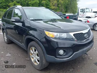 2011 Kia Sorento LX z VIN 5XYKTCA13BG022340, wystawiony jako IAAI lot #42338384 z przebiegiem 181 506 mil mil oraz . Historia ofert i sprzedaży dostępna na DreamBid. Obrazek 1.