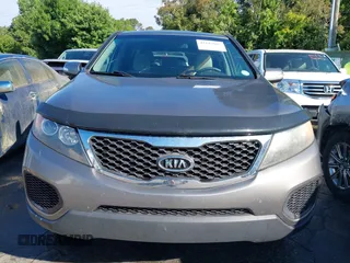 2012 Kia Sorento LX z VIN 5XYKT3A19CG231096, wystawiony jako IAAI lot #42193607 z przebiegiem 200 899 mil mil oraz . Historia ofert i sprzedaży dostępna na DreamBid. Obrazek 12.