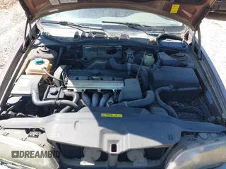 1998 Volvo V70 XC with VIN YV1LZ5646W2443819, listed as a IAAI auction lot 41977494 with 138,922 mi miles. Bid and sale history available at carsss.com. Image 10.