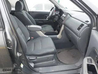 2008 Honda Pilot VP with VIN 5FNYF18238B052443, listed as a IAAI auction lot 41993151 with 105,671 mi miles. Bid and sale history available at carsss.com. Image 5.