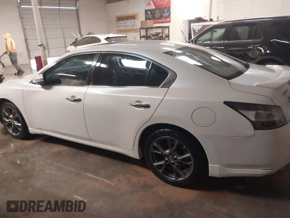 2014 Nissan Maxima SV z VIN 1N4AA5APXEC478724, wystawiony jako IAAI lot #41335407 z przebiegiem 161 985 mil mil oraz . Historia ofert i sprzedaży dostępna na DreamBid. Obrazek 14.