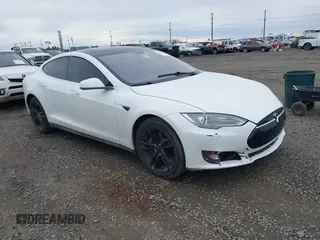 2013 Tesla Model S с VIN 5YJSA1CG3DFP16662, выставлен на аукционе IAAI как лот 41652712 с пробегом 105 176 миль миль и . История ставок и продаж доступна на DreamBid. Изображение 1.