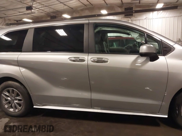 2022 Toyota Sienna XLE with VIN 5TDYRKEC6NS126603, listed as a IAAI auction lot 41561490 with 69,069 mi miles. Bid and sale history available at carsss.com. Image 14.