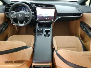 2023 Lexus RZ 450e Premium z VIN JTJAAAAB5PA017837, wystawiony jako Copart lot #62794494 z przebiegiem 4094 mil mil oraz Szkody całkowita. Historia ofert i sprzedaży dostępna na DreamBid. Obrazek 8.