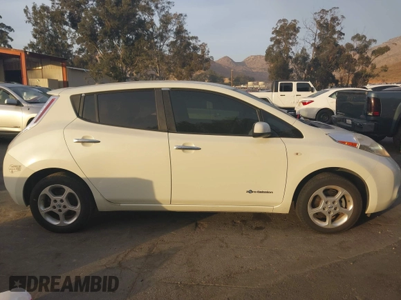 2011 Nissan LEAF SL-e with VIN JN1AZ0CP8BT006992, listed as a IAAI auction lot 41097604 with 98,688 mi miles. Bid and sale history available at carsss.com. Image 13.