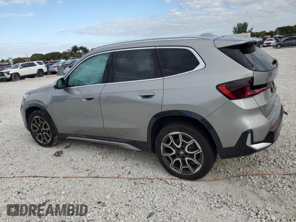 2024 BMW X1 xDrive28i z VIN WBX73EF05R5Z49203, wystawiony jako Copart lot #52685125 z przebiegiem Nie podano mil oraz Nie do naprawy • Non repairable. Historia ofert i sprzedaży dostępna na DreamBid. Obrazek 2.