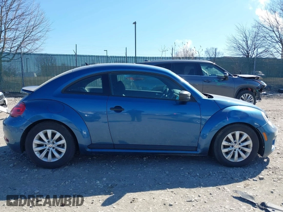 2018 Volkswagen Beetle S z VIN 3VWFD7ATXJM711734, wystawiony jako IAAI lot #41704497 z przebiegiem 66 702 mil mil oraz . Historia ofert i sprzedaży dostępna na DreamBid. Obrazek 13.