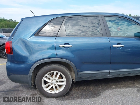 2014 Kia Sorento LX z VIN 5XYKT3A63EG509554, wystawiony jako IAAI lot #42278016 z przebiegiem 166 639 mil mil oraz . Historia ofert i sprzedaży dostępna na DreamBid. Obrazek 13.