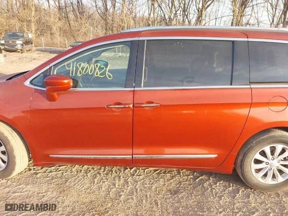 2018 Chrysler Pacifica Touring L with VIN 2C4RC1BG6JR294073, listed as a IAAI auction lot 41800826 with 88,888 mi miles. Bid and sale history available at carsss.com. Image 14.