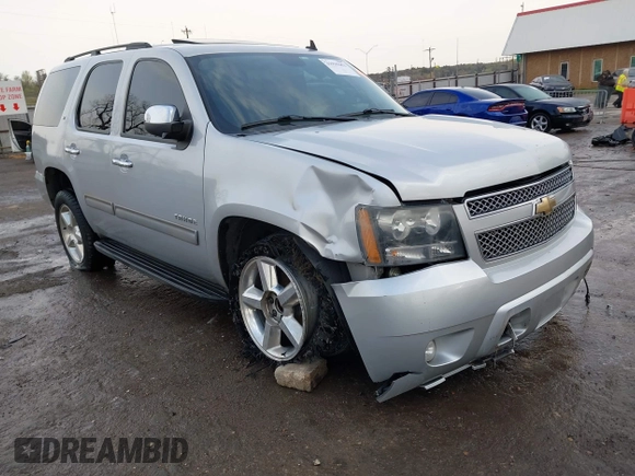 2010 Chevrolet Tahoe LT z VIN 1GNUCBE01AR110623, wystawiony jako IAAI lot #41939453 z przebiegiem 187 308 mil mil oraz . Historia ofert i sprzedaży dostępna na DreamBid. Obrazek 1.