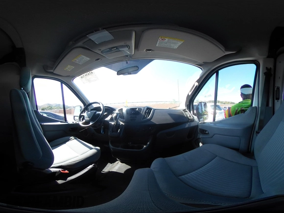 2015 Ford Transit z VIN 1FTNE1CM8FKB16085, wystawiony jako IAAI lot #42438768 z przebiegiem Nie podano mil oraz . Historia ofert i sprzedaży dostępna na DreamBid. Obrazek 19.