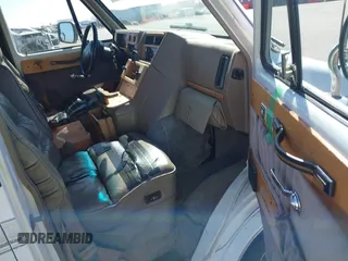 1995 GMC Vandura z VIN 1GDEG25K3SF542874, wystawiony jako IAAI lot #41792770 z przebiegiem 176 778 mil mil oraz . Historia ofert i sprzedaży dostępna na DreamBid. Obrazek 5.