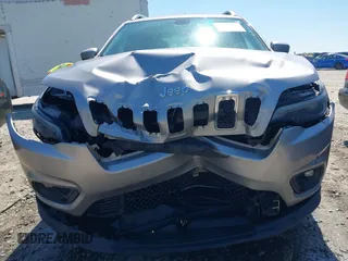 2019 Jeep Cherokee Latitude with VIN 1C4PJLCB3KD206922, listed as a IAAI auction lot 41904629 with 84,665 mi miles. Bid and sale history available at carsss.com. Image 6.