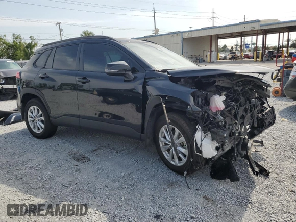 2024 Toyota Corolla Cross LE z VIN 7MUCAAAG9RV091989, wystawiony jako Copart lot #55823575 z przebiegiem 14 389 mil mil oraz Szkoda całkowita • Salvage title. Historia ofert i sprzedaży dostępna na DreamBid. Obrazek 4.