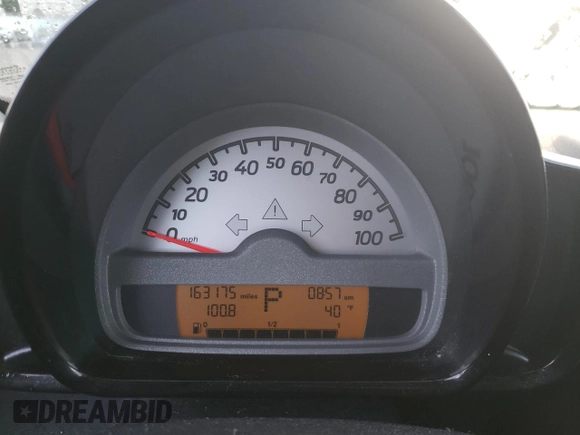 2010 Smart fortwo Pure z VIN WMEEJ3BA3AK353317, wystawiony jako Copart lot #48560975 z przebiegiem 163 175 mil mil oraz Czysty tytuł • Clean title. Historia ofert i sprzedaży dostępna na DreamBid. Obrazek 9.