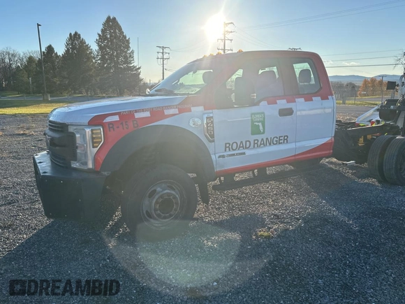 2018 Ford F-450 with VIN 1FD0X4GT2JEC54764, listed as a Copart auction lot 82886554 with 417,934 mi miles and Clean title. Bid and sale history available at DreamBid. Image 2.