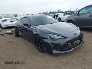 2017 Toyota 86 z VIN JF1ZNAA16H8711033, wystawiony jako IAAI lot #42200966 z przebiegiem 56 219 mil mil oraz . Historia ofert i sprzedaży dostępna na DreamBid. Obrazek 1.