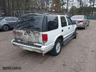 1997 Chevrolet Blazer LS with VIN 1GNDT13W3VK195996, listed as a IAAI auction lot 41777945 with 203,430 mi miles. Bid and sale history available at carsss.com. Image 4.