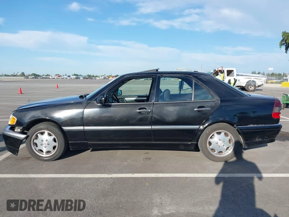 2000 Mercedes-Benz C 230 Kompressor z VIN WDBHA24G4YA799207, wystawiony jako IAAI lot #42010800 z przebiegiem 126 478 mil mil oraz . Historia ofert i sprzedaży dostępna na DreamBid. Obrazek 14.