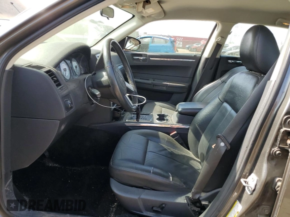 2008 Chrysler 300 Touring z VIN 2C3KA53G48H105566, wystawiony jako Copart lot #56949195 z przebiegiem 89 630 mil mil oraz Szkoda całkowita • Salvage title. Historia ofert i sprzedaży dostępna na DreamBid. Obrazek 7.