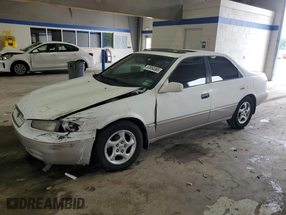 1998 Toyota Camry LE z VIN 4T1BF22K1WU048928, wystawiony jako Copart lot #57654365 z przebiegiem 132 087 mil mil oraz Czysty tytuł • Clean title. Historia ofert i sprzedaży dostępna na DreamBid. Obrazek 1.