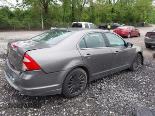 2011 Ford Fusion Hybrid z VIN 3FADP0L32BR238153, wystawiony jako IAAI lot #42113064 z przebiegiem 145 932 mil mil oraz . Historia ofert i sprzedaży dostępna na DreamBid. Obrazek 4.